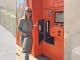 Junge Frau mit Gasflasche an einem Gasflaschenautomaten