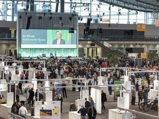 Messehalle mit verschiedenen Ständen und vielen Besuchern