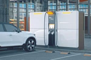 Ein weißes Auto an einer Ladestation