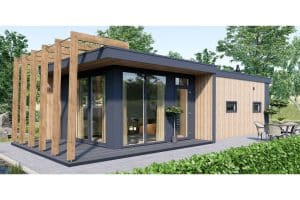 Mobilheim von Arcarbo mit Terrasse und großer Glasfensterfront in einer grünen Umgebung mit Büschen und Bäumen. 