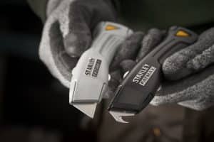 Universalmesser für Profis in zwei Händen die Handschuhe tragen.