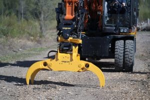 Fingergreifer in Gelb auf einem Schotterweg.
