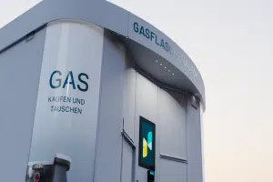 Bildausschnitt eines Gasflaschenautomaten in grau.