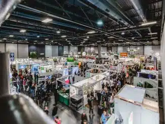 Messen 2025: Messe mit vielen Messeständen und großer Anzahl an Besuchern.