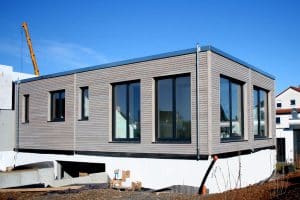 Mobilheim auf einem Sockel in einer Wohnsiedlung.