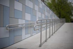 Barrierefreiheitsstärkungsgesetz: Barrierefreier Weg in einem Park.