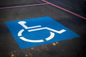 Barrierefreiheit: Behindertenparkplatz mit blauem Rollstuhlsymbol.