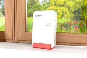 FritzBox vor einem Fenster stehend.