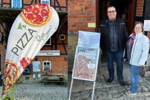 Pizzanagebot von Dr. Oetker auf dem Campingplatz Bergmühle. Mit den beiden Besitzern Saskia und Peter Kumm.