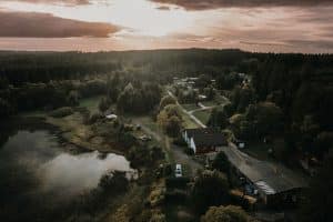 Luftbildaufnahme vom Campingplatz Wildwood im Harz.