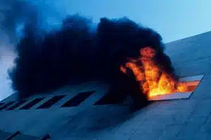 Brand aus einem Fenster.