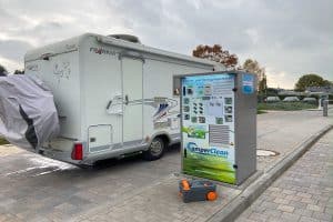 Camper an einer Camper-Clean-Sation im Freien auf einem Parkplatz.