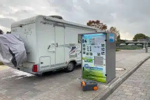 Camper an einer Camper-Clean-Sation im Freien auf einem Parkplatz.