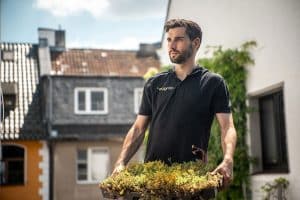 Gründer von Heygrün, Daniel Porzig mit der DIY-Gründachbox.
