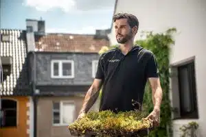 Gründer von Heygrün, Daniel Porzig mit der DIY-Gründachbox.