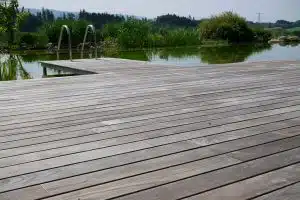Neue Produkte von Swero: Außendielen aus Holz an einem Badesee.