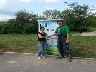 Mann und Frau vor einer CamperClean-Station im Freien.