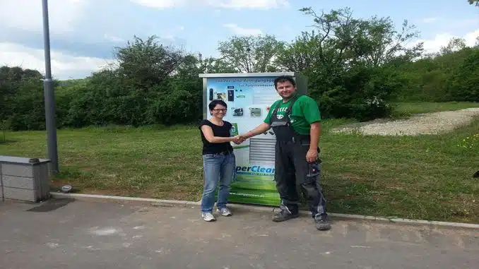 Mann und Frau vor einer CamperClean-Station im Freien.