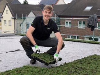 Daniel Porzig bei der Verlegung von Vegetationsmatte.