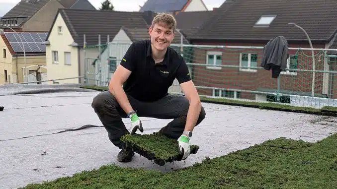 Daniel Porzig bei der Verlegung von Vegetationsmatte.