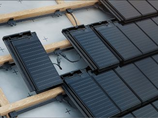 Schwarze Solardachziegel von Autarq auf einem Dach.