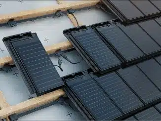 Schwarze Solardachziegel von Autarq auf einem Dach.
