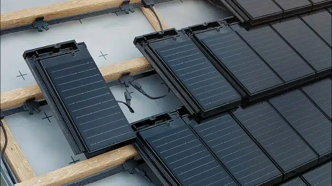 Autarq-Dach-2 Schwarze Solardachziegel von Autarq auf einem Dach.
