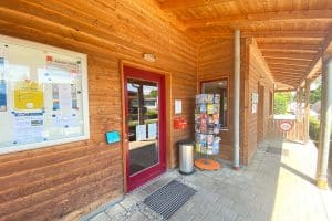 Eingang zum neuen Laden auf Camping Kaiser.