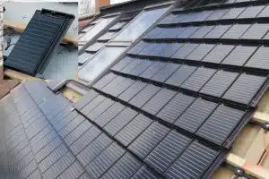 Schwarze Solardachziegel von Autarq auf einem Dach.