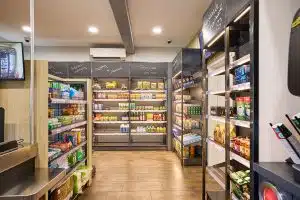 24/7 Shop von innen - mit vollen Regalen und Beleuchtung.