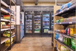 24/7 Shop auf Campingplatz von Wanzl. Mit vollen Regalen und Kaffeemaschine.