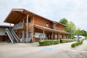 Eingang und Rezeption auf dem Campingplatz Kaiser in Bad Feilnach.