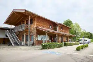 Eingang und Rezeption auf dem Campingplatz Kaiser in Bad Feilnach.