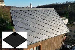 Solardachziegel von Sunstyle in Schwarz auf einem Dach in einer Siedlung.