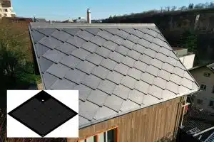 Solardachziegel von Sunstyle in Schwarz auf einem Dach in einer Siedlung.