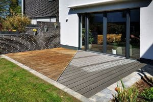 Holzterrasse vor einem Haus.