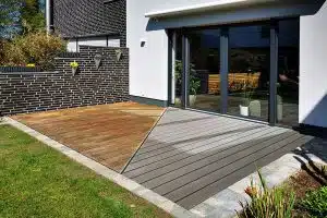 Holzterrasse vor einem Haus.