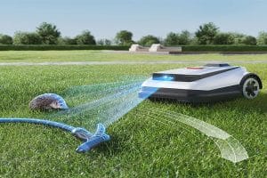 Grafik eines autonomen Mähroboters auf einem Rasen. Mit Hindernis Igel und Gartenschlauch davor. 