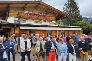 Rosis Sonnbergstuben, in Kitzbühel, davor viele Menschen die am Arbeitskreis Hotelimmobilien teilnehmen.