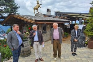 Vier RednerInnen vor Rosis Sonnenbergstubn in Kitzbühel, auf der Sitzung des AK Hotelimmobilien. 