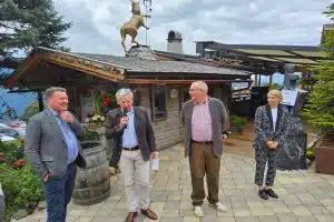 Vier RednerInnen vor Rosis Sonnenbergstubn in Kitzbühel, auf der Sitzung des AK Hotelimmobilien.