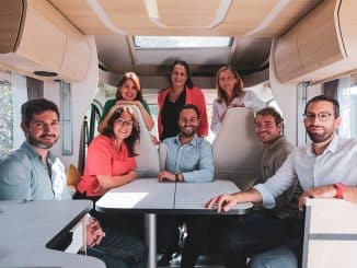 Team von Camping-Car Park in einem Wohnmobil.