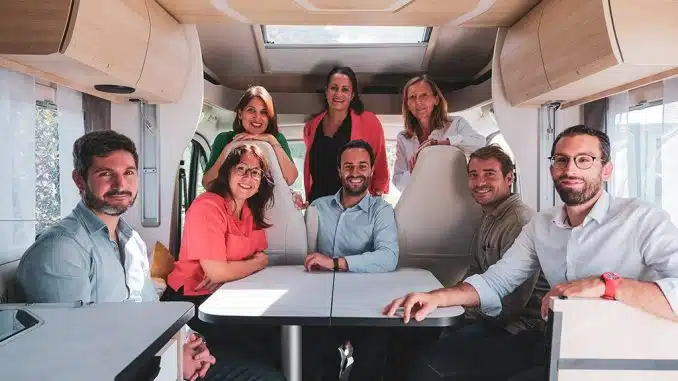 Team von Camping-Car Park in einem Wohnmobil.