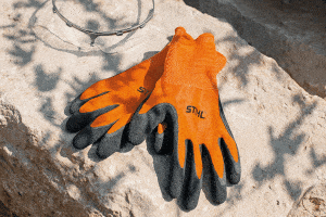 Arbeitsschutzhandschuhe von Stihl in orange.