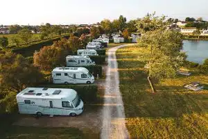 Stellplätze von Camping-Car Park in der Natur umgeben von Bäumen. 