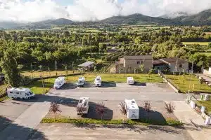 Stellplätze mit Wohnmobilen in ländlicher Umgebung. 