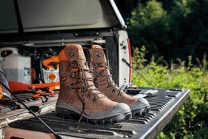 Arbeitsschuhe von Stihl in braun in einem Kofferraum.