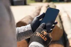 Arbeitsschutzhandschuhe mit denen ein Handy bedient werden kann. 