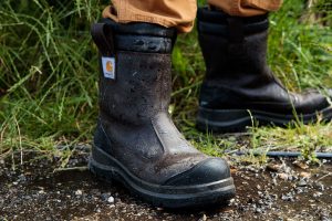 Carhartt Boot auf Feldweg.