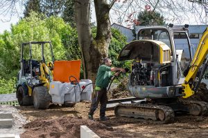 Cemo Produkt auf Baustelle mit Mann am Bagger.